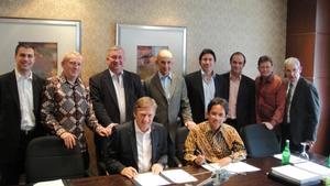 Sitting at the table: left, Mr Norbert Ducrot (Eurocopter, Senior Executive Vice President Asia-Pacific) – right, Mr Budi Santoso (President Director of Indonesian Aerospace).